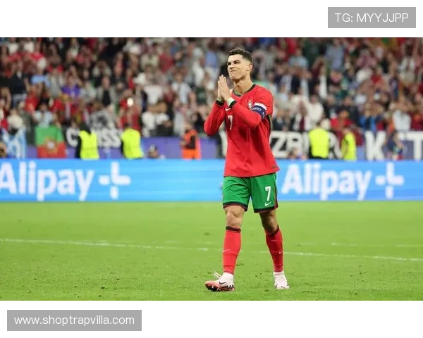 C罗领袖气质获热议：赛场表现与团队影响力持续彰显